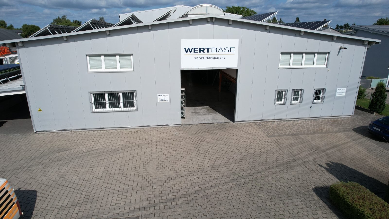 WERTBASE Halle mit Hof
